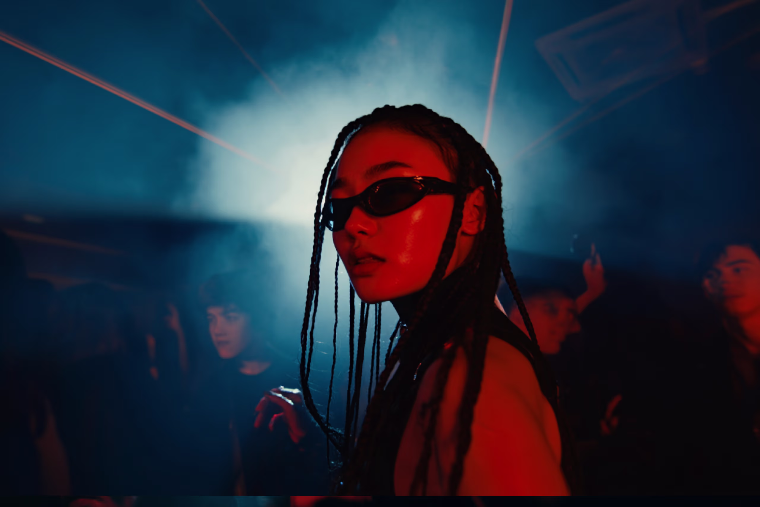 девушка на техно рейве